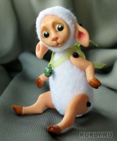Веселая маленькая овечка. Выполнена из fimo miniature и флиса. Ушки и лапки подвижны, Высота куклы 10 см, 2016
